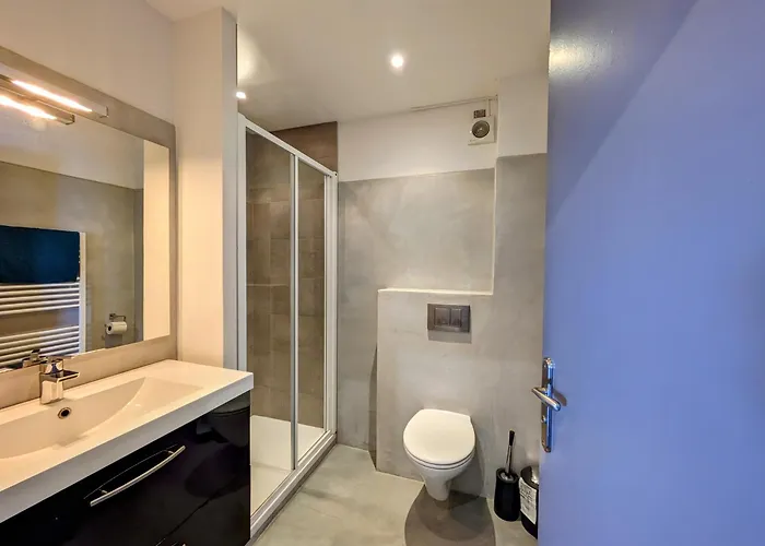 Appartement Vue A 1 Min A Pied Des Plages Avec Parking Prive